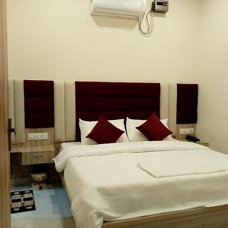 Hotel Lr Delite Inn Матхура Экстерьер фото