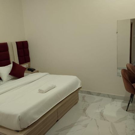 Hotel Lr Delite Inn Матхура Экстерьер фото