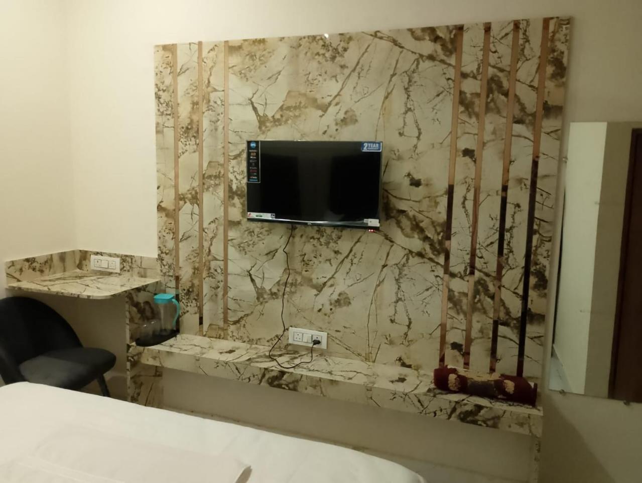 Hotel Lr Delite Inn Матхура Экстерьер фото