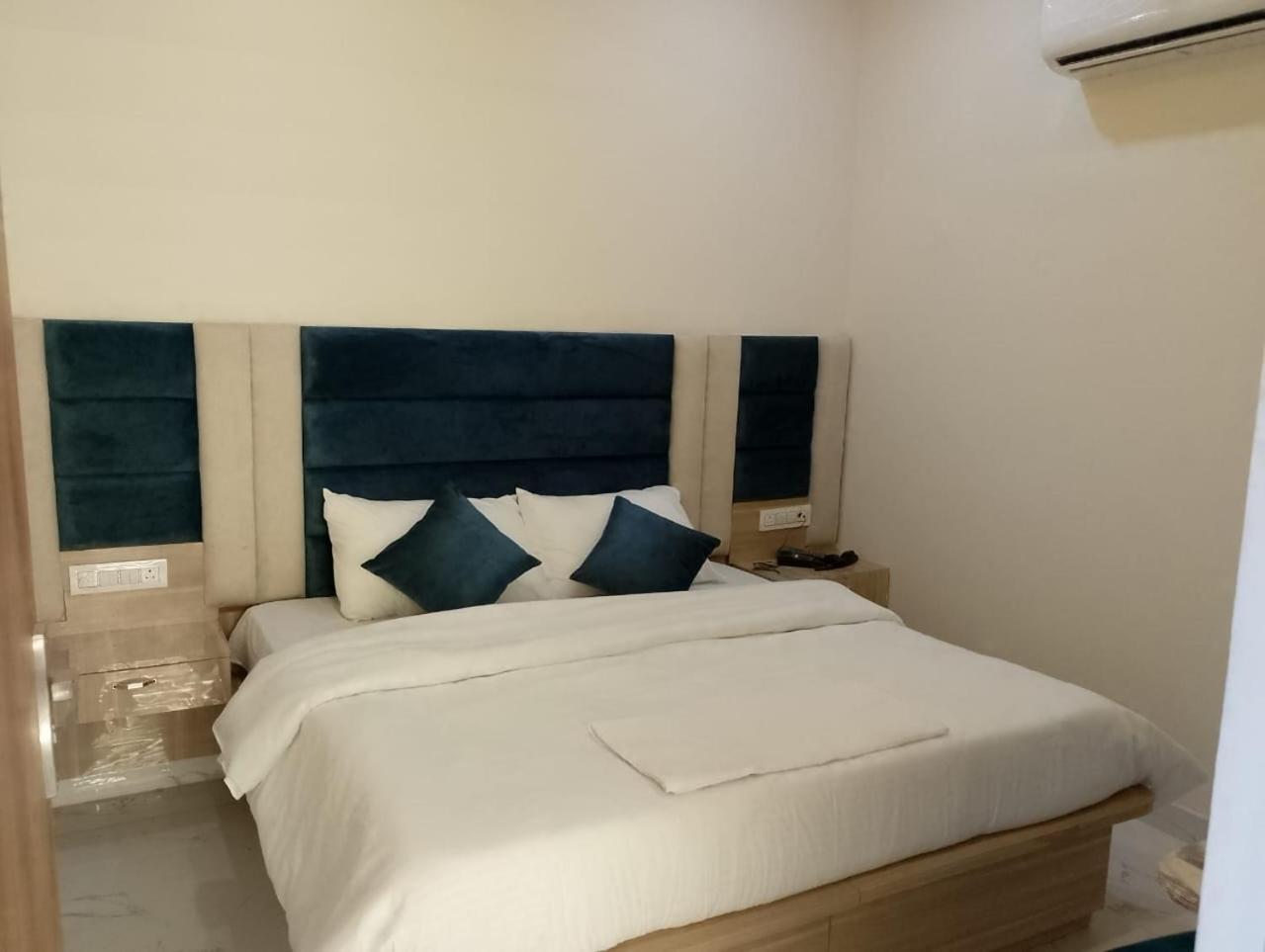 Hotel Lr Delite Inn Матхура Экстерьер фото