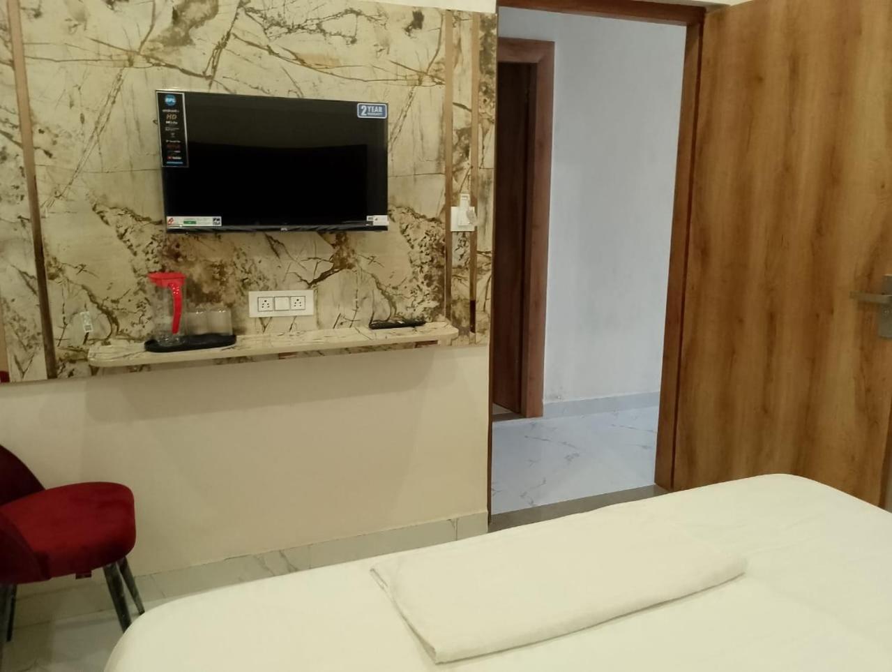 Hotel Lr Delite Inn Матхура Экстерьер фото