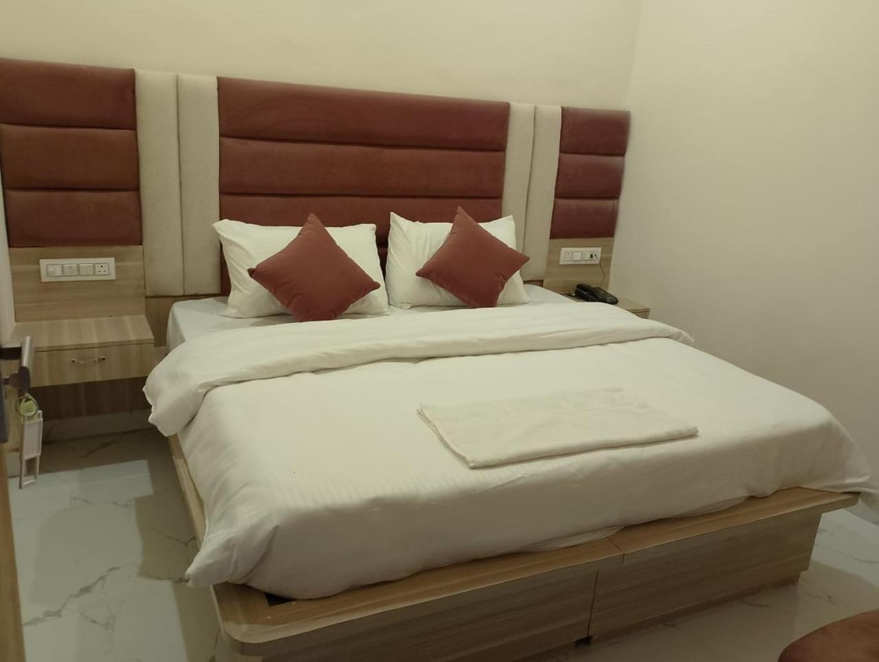 Hotel Lr Delite Inn Матхура Экстерьер фото