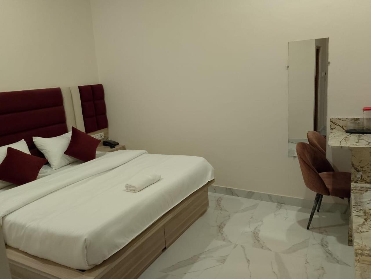 Hotel Lr Delite Inn Матхура Экстерьер фото